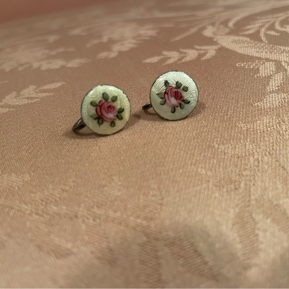 Vintage guilloché enamel screw-back earrings with a pink rose design - Picture 2 of 6